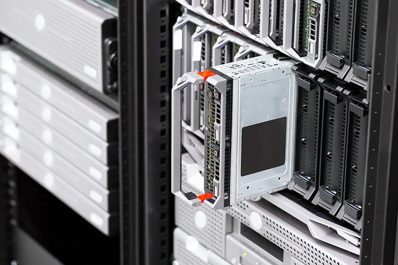 KMGIT Hosting — Blade-Server-Rack in deutschem Rechenzentrum